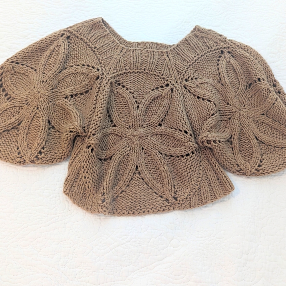 Athleta Cropped Soft Cable Knit  Flower sweater Size M